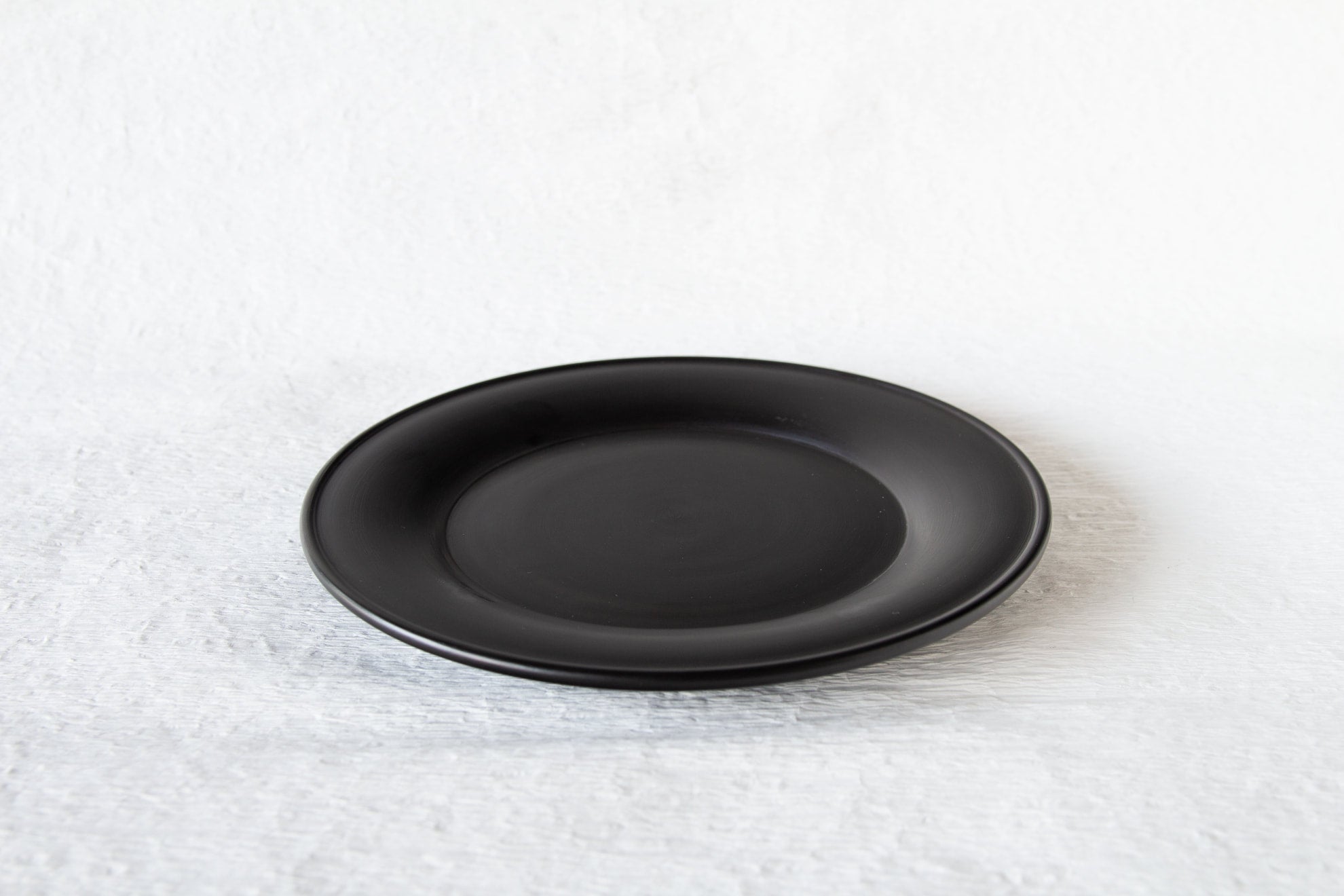 黒拭き漆 七寸リム皿 小倉広太郎作品 | Abundante / web-shop MITATE